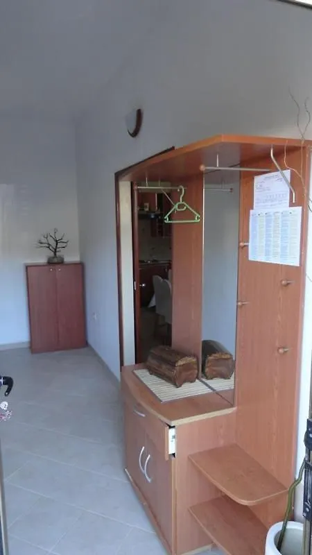 Apartment In Palit With Terrace, Air Conditioning, Wi-Fi Mundanije