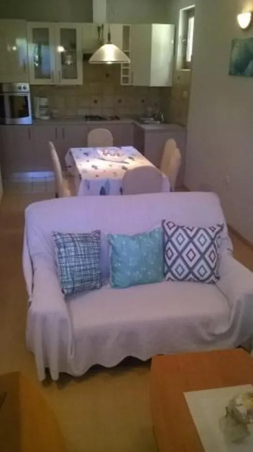Apartment In Palit With Terrace, Air Conditioning, Wi-Fi Mundanije