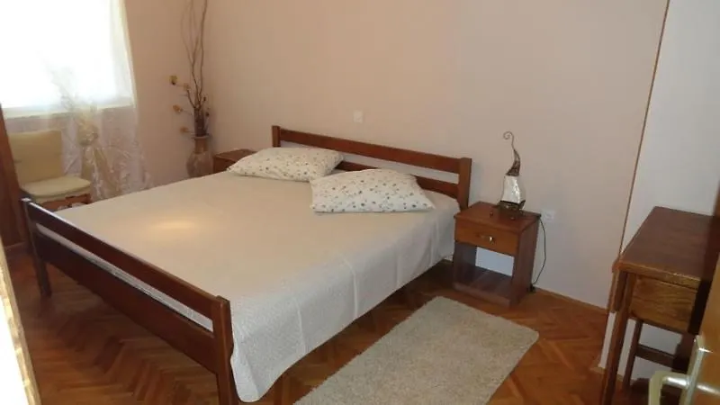 Apartment In Palit With Terrace, Air Conditioning, Wi-Fi Mundanije