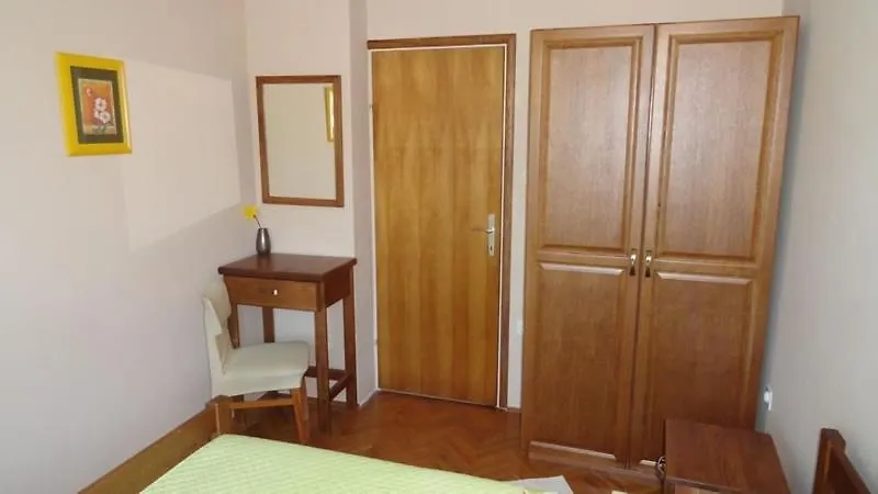Apartment In Palit With Terrace, Air Conditioning, Wi-Fi Mundanije 0*,