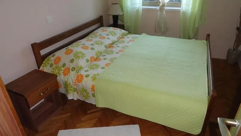 Apartment In Palit With Terrace, Air Conditioning, Wi-Fi Mundanije