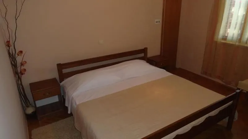 Apartment In Palit With Terrace, Air Conditioning, Wi-Fi Mundanije
